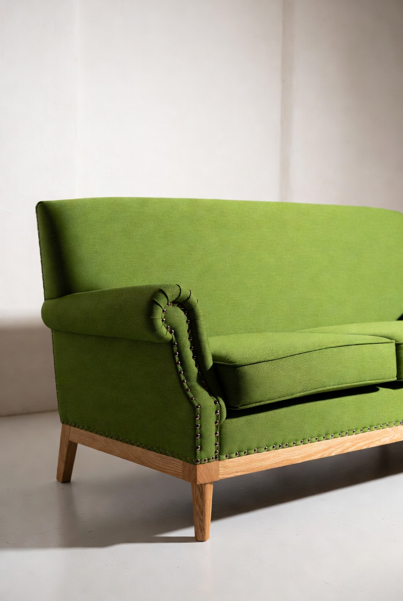 Håndlaget sofa i norsk eik med grønt trekk